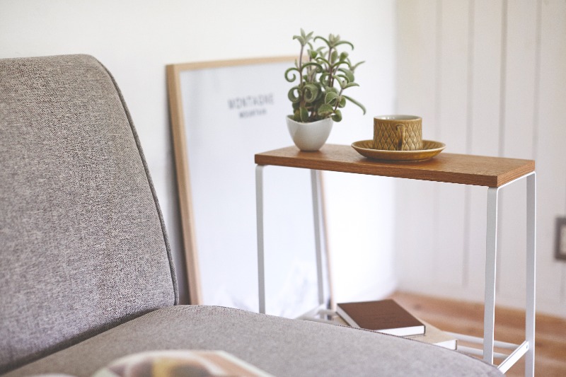 tavolino dal design scandinavo che unisce acciaio e legno naturale